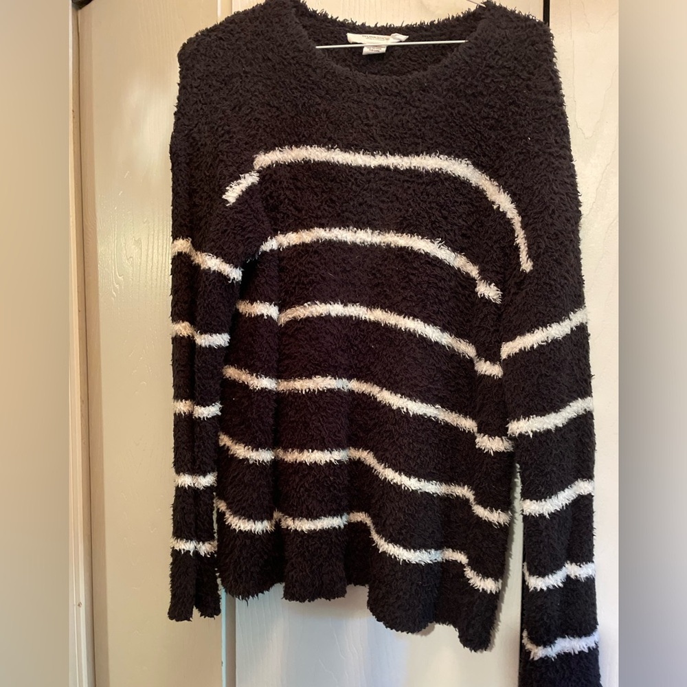 Black and white fuzzy sweater only worn once size XL